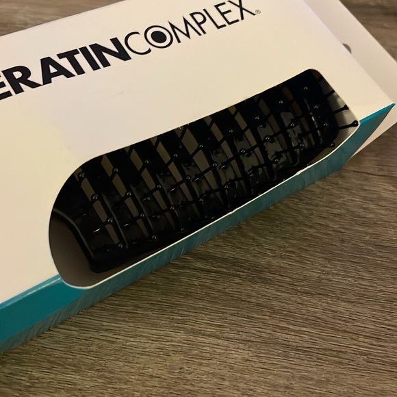 Keratin Complex Curved Vent Brush Black - Picture 3 of 3